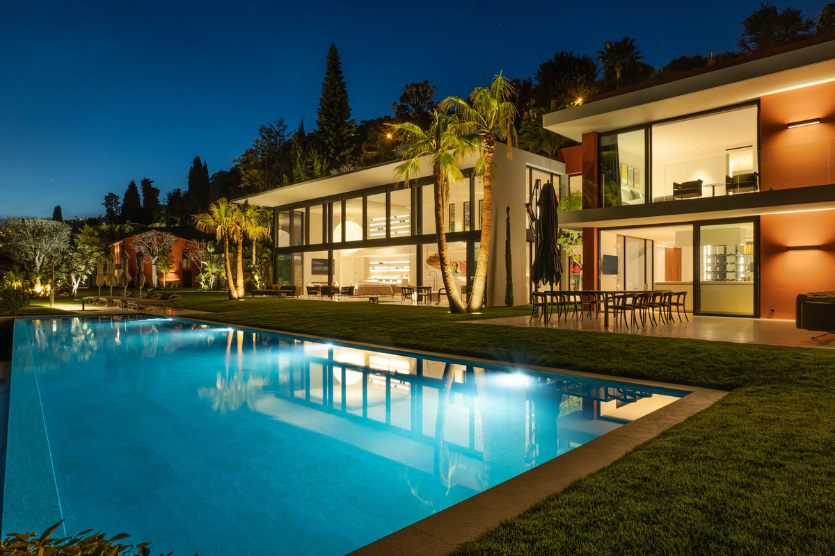 1060 m² overlooking the sea.
